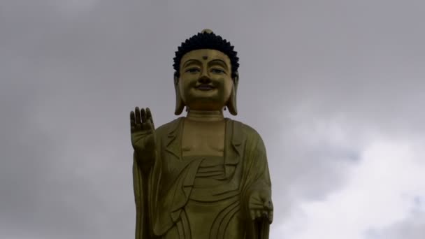 Gyllene buddha i ulaanbaatar, Mongoliet — Stockvideo