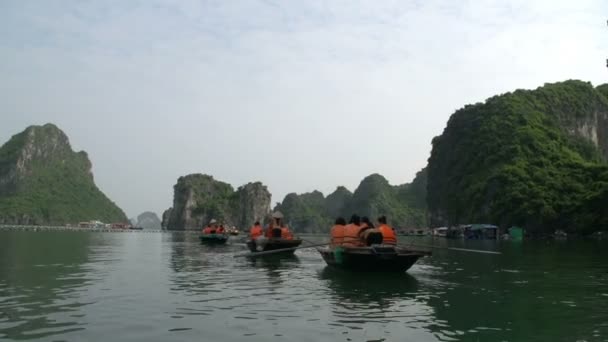 Ομάδα τουριστών σε μια βόλτα με βάρκα μέσα από το πλωτό χωριό — Αρχείο Βίντεο
