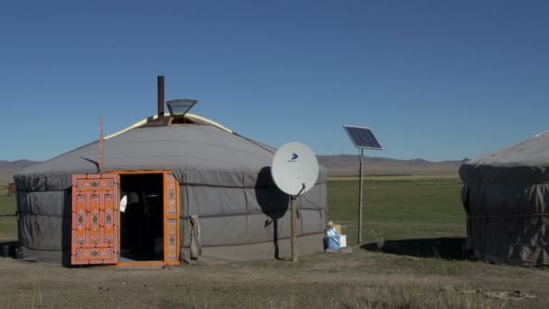 Pan uit een yurt (ger) met een andere — Stockvideo