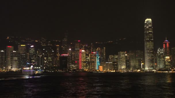 Hong Kong horizonte espectáculo de luz con crucero — Vídeo de stock