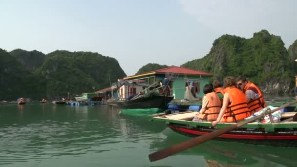 Tourists in a boat trip through the floating village — Stock Video