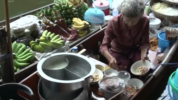 Mujer preparando comida en un barco — Vídeo de stock