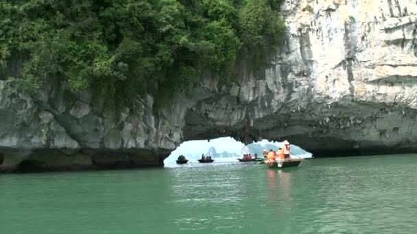 Toeristen in een boottocht in ha long baai — Stockvideo