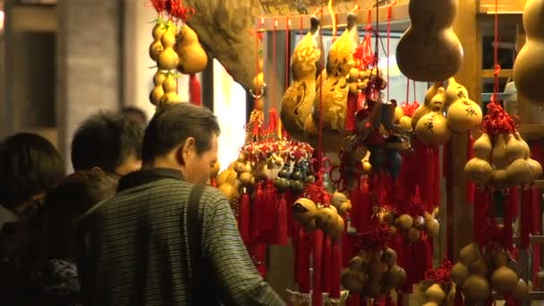 붐비는 진 리 거리에 전통적인 중국 바가지에서 팬 — 비디오