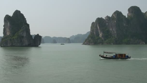 Barco de pesca en Ha Long Bay — Vídeo de stock