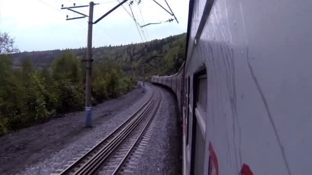 Vista del tren en una curva con montañas — Vídeo de stock