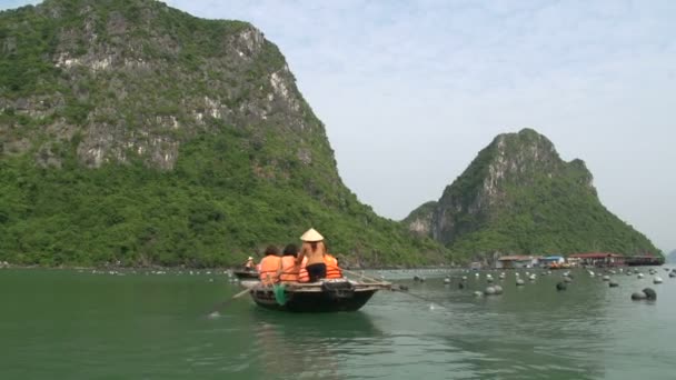 Туристы плавающие рыбацкие деревни тур — стоковое видео