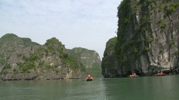 Touristes dans une excursion en bateau proche avec une inclinaison vers les hautes montagnes — Video