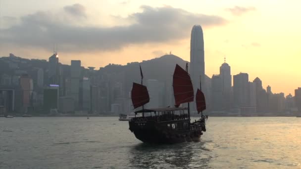 Junk ship in front of Hong Kong skyline — Stock Video