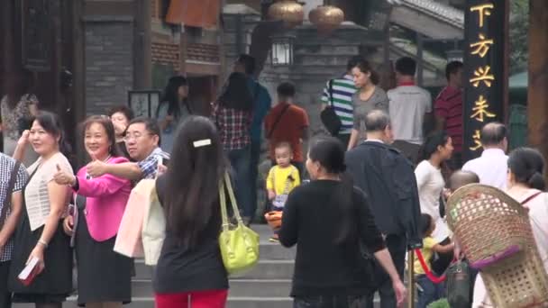 Mensen tegenover de jin li ingang in chengdu — Stockvideo