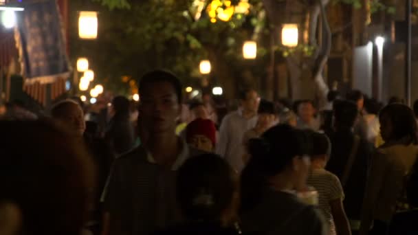 Aziatische mensen bij nacht in chengdu — Stockvideo
