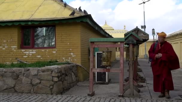 Чернець перед одним із ступи поблизу монастиря gandan — стокове відео