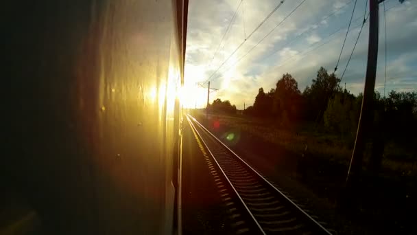Υπερσιβηρικός σιδηρόδρομος κατά τη διάρκεια του ηλιοβασιλέματος — Αρχείο Βίντεο