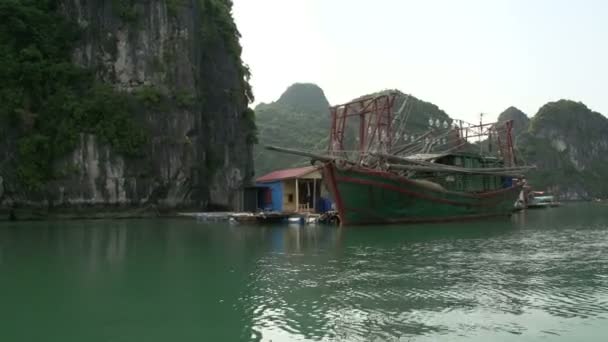 Barco de pesca grande em Ha Long Bay — Vídeo de Stock