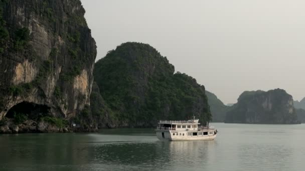 Bateau de croisière naviguant loin — Video