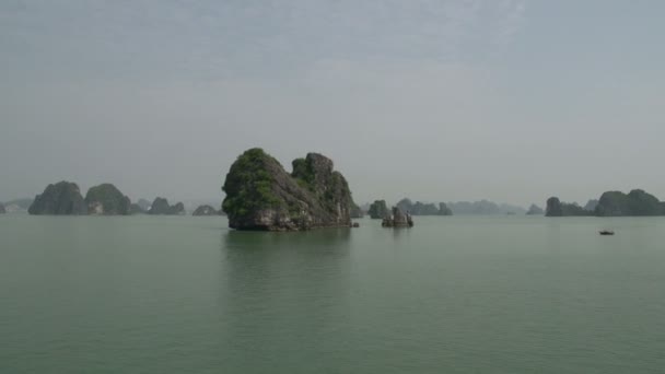 Navigare attraverso le montagne da Ha Long Bay — Video Stock