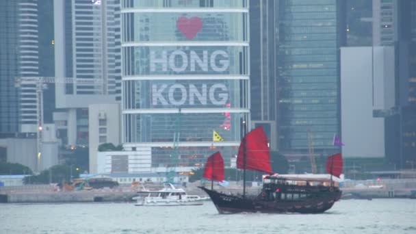A levélszemét vitorlás hajó egy épület előtt — Stock videók