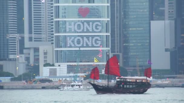 A junk sail ship in front of a building — Stock Video