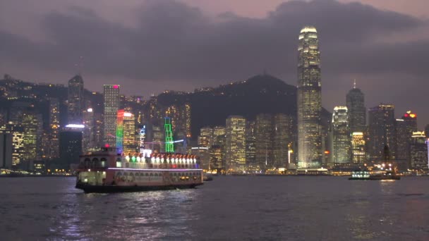 Κρουαζιερόπλοιο μπροστά από το Χονγκ Κονγκ skyline — Αρχείο Βίντεο