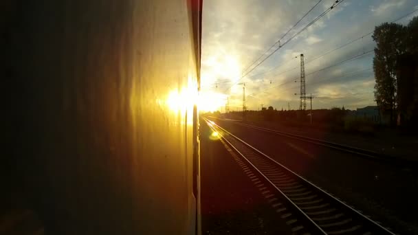 Ferrocarril Transiberiano durante la puesta del sol — Vídeo de stock