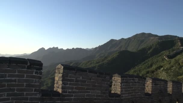 Touristen an der großen Mauer aus China — Stockvideo