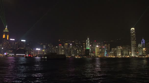 Hong kong skyline ışık gösterisi ile cruiseship — Stok video
