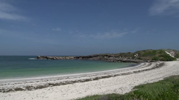 Spiaggia e baia vicino alla città Cervantes — Video Stock