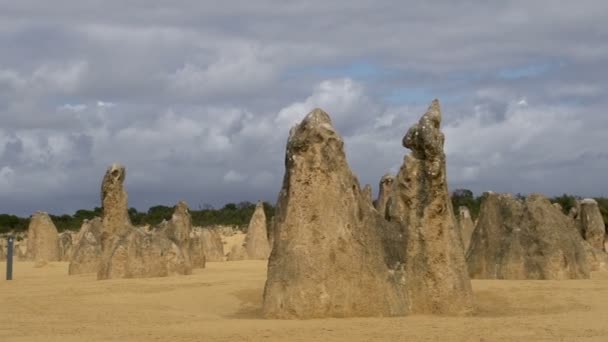 Mavi gökyüzü ile pinnacles — Stok video