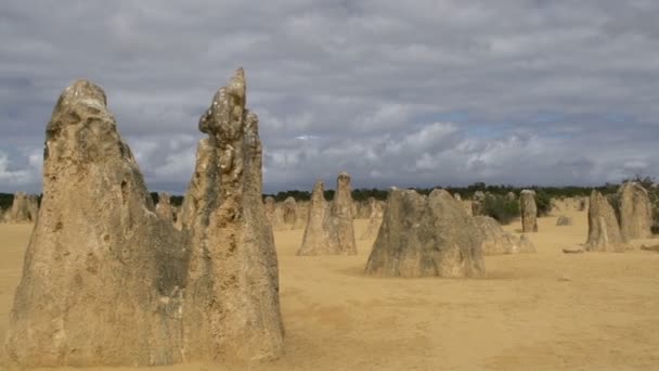 Mavi gökyüzü ile pinnacles — Stok video