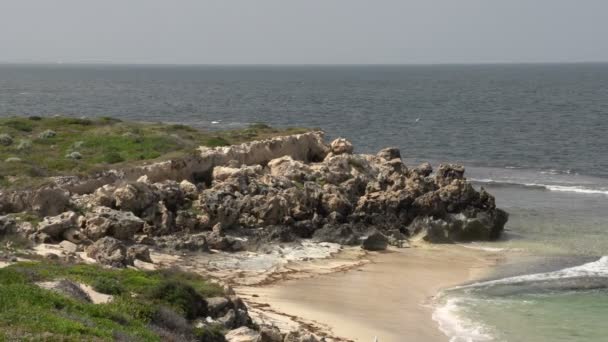 Скалы в заливе недалеко от города Сервантес — стоковое видео