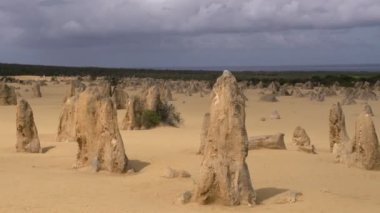 Mavi gökyüzü ile pinnacles