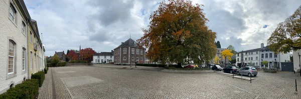 オランダ リンブルグの秋の旧市街ヴァールからのパノラマ — ストック写真
