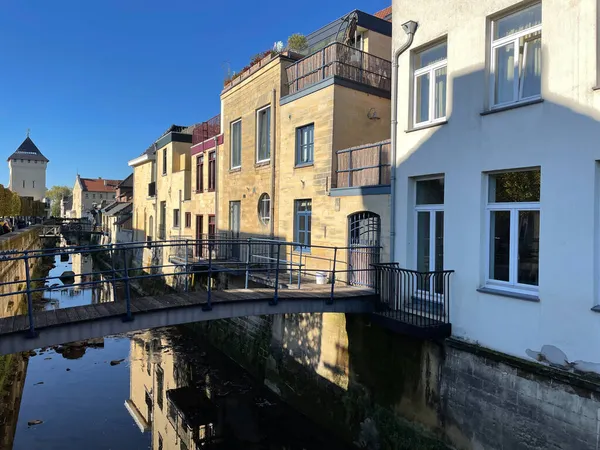南リンブルクのヴァルケンブルクの街のゲウル川オランダ — ストック写真