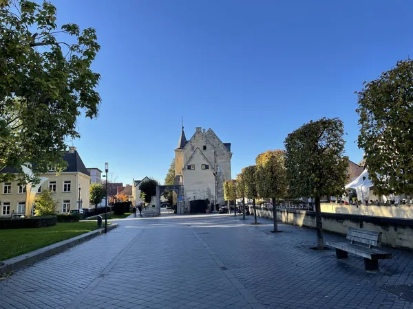 の隣にスクエア 市内のバーバラ旧教会としてニコラス バーバラオランダ南リンブルグのヴァルケンブルク — ストック写真