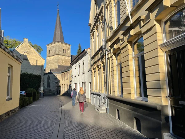 Gente Cammina Verso Nicolaas Barbara Vecchia Chiesa Nella Città Valkenburg — Foto Stock