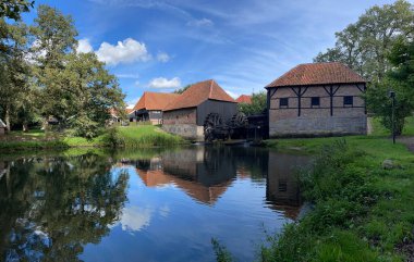Hollanda, Gelderland 'deki Haaksbergen çevresinde su molekülü üreticisi.