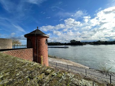 Rees, Almanya 'da sonbahar döneminde eski şehir duvarı
