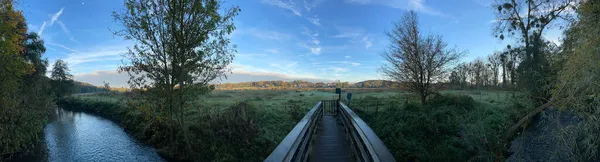 荷兰南林堡瓦尔肯堡附近盖尔河上一座桥上的全景 — 图库照片