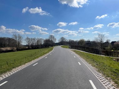 Hollanda 'da Terwolde çevresindeki bir hendekte yol.