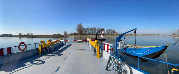 荷兰Gelderland的Bronckhorst周围的Ijssel河渡船上的全景 — 图库照片