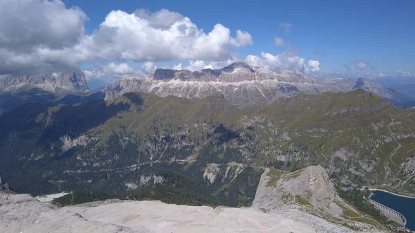 İtalya 'daki Dolomitlerden hava görüntüsü