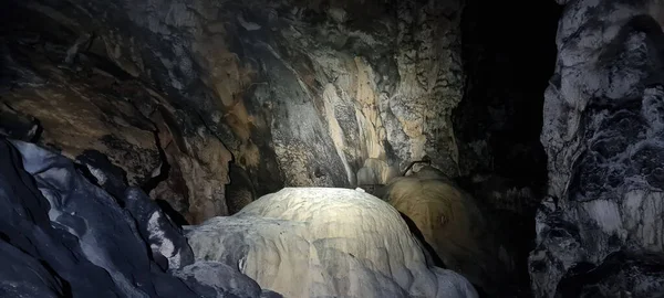 ボスニア ヘルツェゴビナのUna国立公園に洞窟 — ストック写真