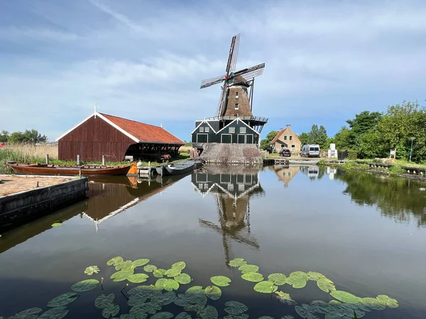 荷兰弗里斯兰德河鼠风车的水反射 — 图库照片
