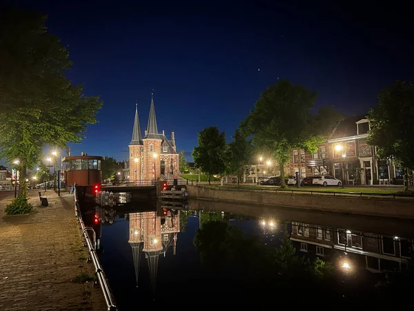 Hollanda Friesland Sneek Teki Waterpoort Gece Kanalı Yansıması — Stok fotoğraf