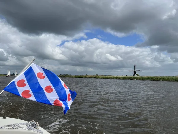 Hollanda Friesland Bir Kanaldaki Frizya Bayrağı — Stok fotoğraf
