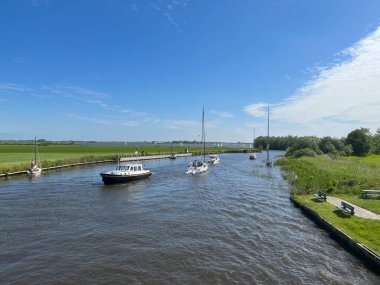 Hollanda, Friesland 'da Langweer civarındaki tekneler.