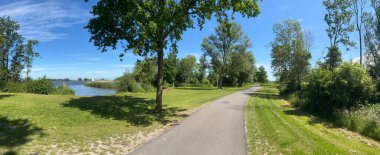 Hollanda, Friesland 'daki Boornzwaag çevresindeki Langweerder Wigen Gölü çevresinden Panorama' ya.