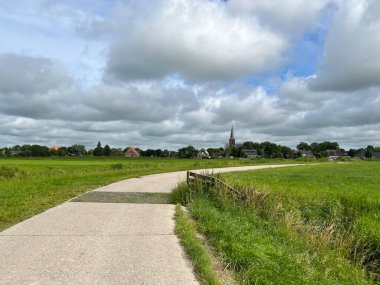 Hollanda, Friesland 'da Reahus' a giden yol.