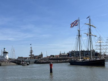 Frizya gemisi Hollanda, Friesland 'daki Harlingen limanından ayrılıyor.