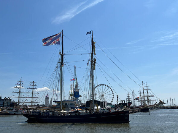 Фризский парусник покидает гавань Харлинген во Фрисландии, Нидерланды